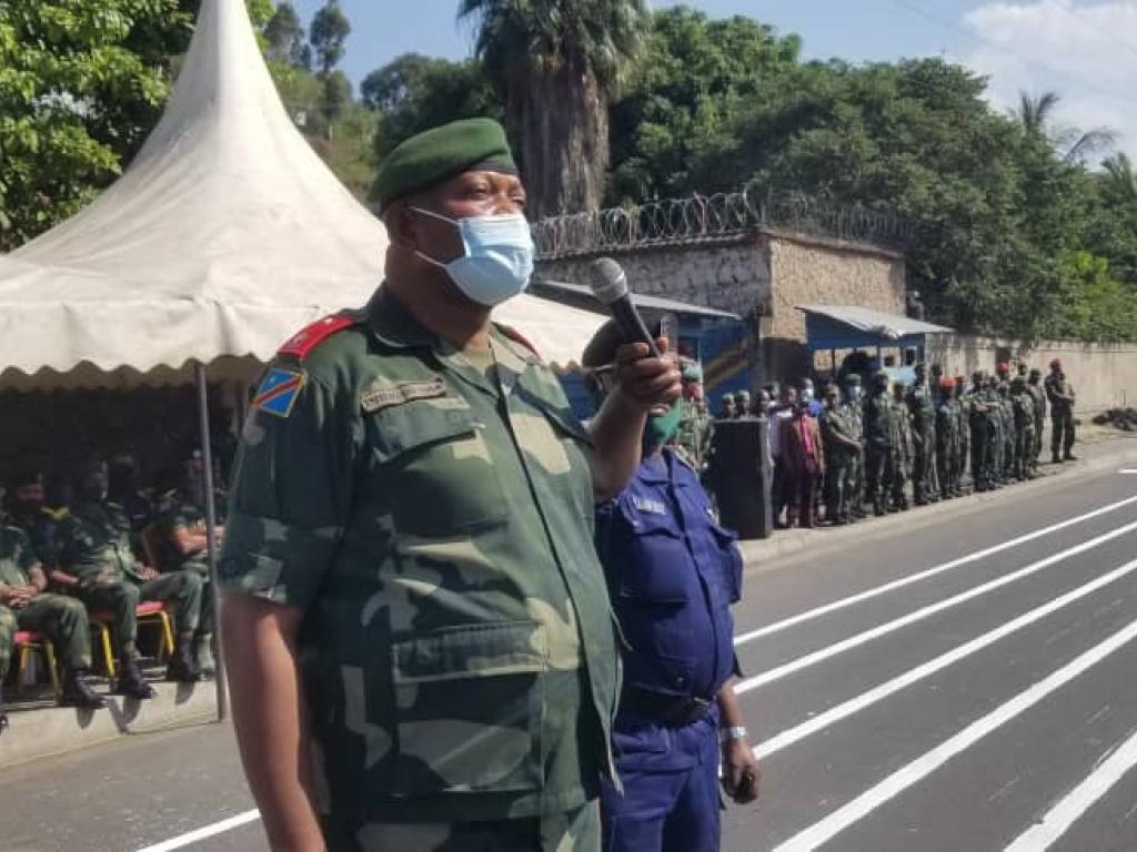 je viens de rencontrer un militaire